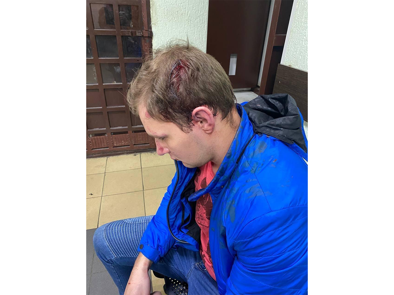 Мужчине  в Петербурге при задержании разбили голову. Его увезла скорая помощь. 6 марта 2022 года / Фото предоставлено очевидцем