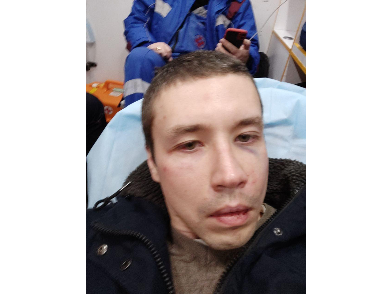 Anton Mishchenko, détenu à Moscou, a déclaré avoir été battu pour avoir filmé des policiers du département de police de Maryino. Selon les médecins ambulanciers, Mishchenko a une commotion cérébrale. 6 mars 2022 / Photo publiée avec l'aimable autorisation de Mishchenko